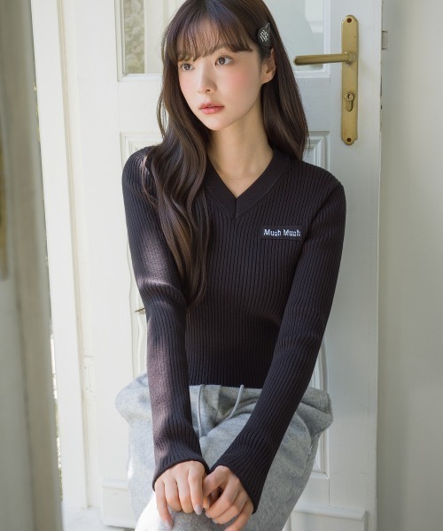 muahmuah(ムーアムーア)の「A'GEM/9 × .kom 『muah muah/ムーアムーア』 LOGO SLIM FIT V-NECK KNIT/スリムフィット ロゴ Vネックニット(ニット/セーター・レディース・アイボリー/ブラック/ネイビー・FREE)」の14枚目の写真