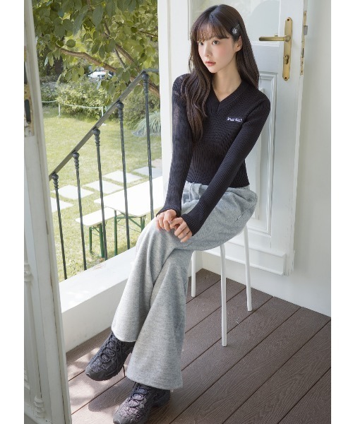 muahmuah(ムーアムーア)の「A'GEM/9 × .kom 『muah muah/ムーアムーア』 LOGO SLIM FIT V-NECK KNIT/スリムフィット ロゴ Vネックニット(ニット/セーター・レディース・アイボリー/ブラック/ネイビー・FREE)」の15枚目の写真