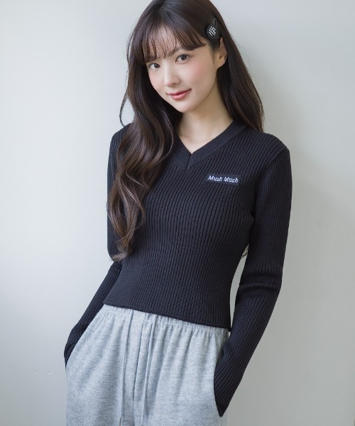 muahmuah(ムーアムーア)の「A'GEM/9 × .kom 『muah muah/ムーアムーア』 LOGO SLIM FIT V-NECK KNIT/スリムフィット ロゴ Vネックニット(ニット/セーター・レディース・アイボリー/ブラック/ネイビー・FREE)」の13枚目の写真
