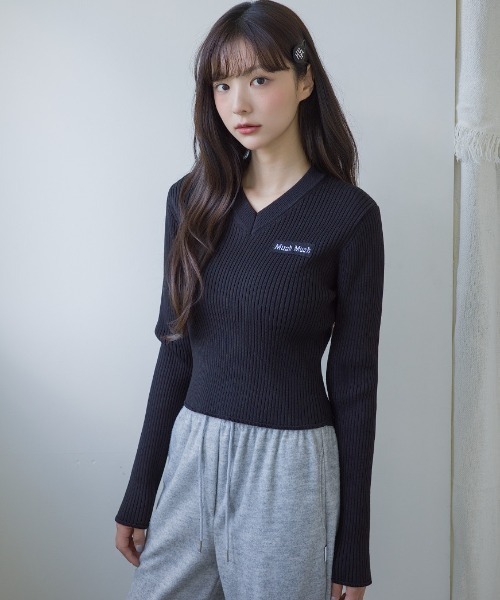 らむ╰(‘ω’ )╯三 A'GEM/9 × .kom 『muah muah/ムーアムーア』 LOGO SLIM FIT V-NECK