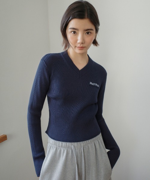 muahmuah(ムーアムーア)の「A'GEM/9 × .kom 『muah muah/ムーアムーア』 LOGO SLIM FIT V-NECK KNIT/スリムフィット ロゴ Vネックニット(ニット/セーター・レディース・アイボリー/ブラック/ネイビー・FREE)」の18枚目の写真