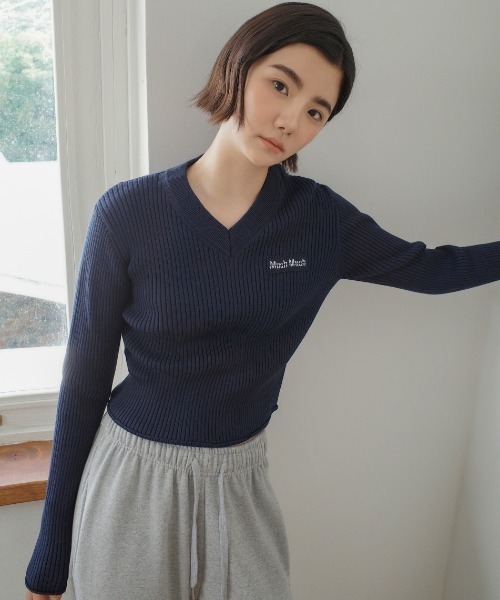 muahmuah(ムーアムーア)の「A'GEM/9 × .kom 『muah muah/ムーアムーア』 LOGO SLIM FIT V-NECK KNIT/スリムフィット ロゴ Vネックニット(ニット/セーター・レディース・アイボリー/ブラック/ネイビー・FREE)」の19枚目の写真