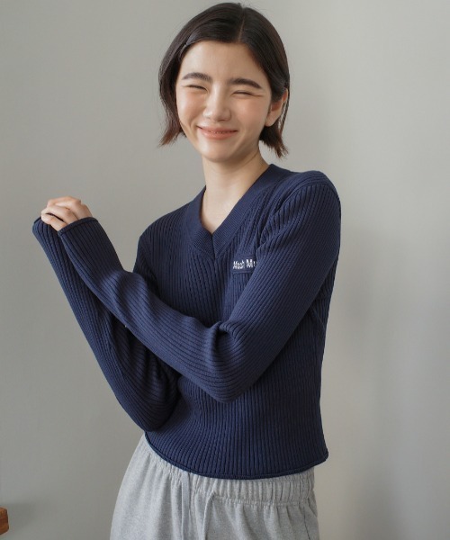 muahmuah(ムーアムーア)の「A'GEM/9 × .kom 『muah muah/ムーアムーア』 LOGO SLIM FIT V-NECK KNIT/スリムフィット ロゴ Vネックニット(ニット/セーター・レディース・アイボリー/ブラック/ネイビー・FREE)」の21枚目の写真