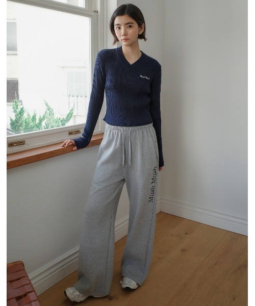 muahmuah(ムーアムーア)の「A'GEM/9 × .kom 『muah muah/ムーアムーア』 LOGO SLIM FIT V-NECK KNIT/スリムフィット ロゴ Vネックニット(ニット/セーター・レディース・アイボリー/ブラック/ネイビー・FREE)」の22枚目の写真