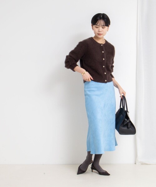 NOLLEY’S Sophi(ノーリーズソフィ)の「ヘアリーメタル釦クルーネックカーディガン(カーディガン/ボレロ・レディース・ダークブラウン/ダークネイビー/ベージュ/イエロー・38)」の5枚目の写真