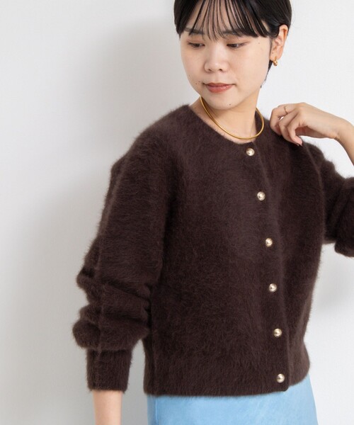 NOLLEY’S Sophi(ノーリーズソフィ)の「ヘアリーメタル釦クルーネックカーディガン(カーディガン/ボレロ・レディース・ダークブラウン/ダークネイビー/ベージュ/イエロー・38)」の9枚目の写真