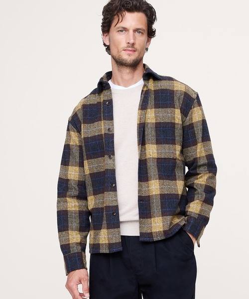 Banana Republic（バナナリパブリック）の「リラックスフィット フランネル オーバーシャツ（シャツ/ブラウス・メンズ・ネイビー/イエロー系その他/アイボリー/オリーブ/レッド系その他/バーガンディー・XL/L/M/S）」の4枚目の写真
