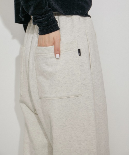 ADAM ET ROPE'(アダムエロペ)の「【WEB限定】ワイドスウェットパンツ(その他パンツ・レディース・チャコールグレー/ホワイト系その他7・34/36/38)」の18枚目の写真