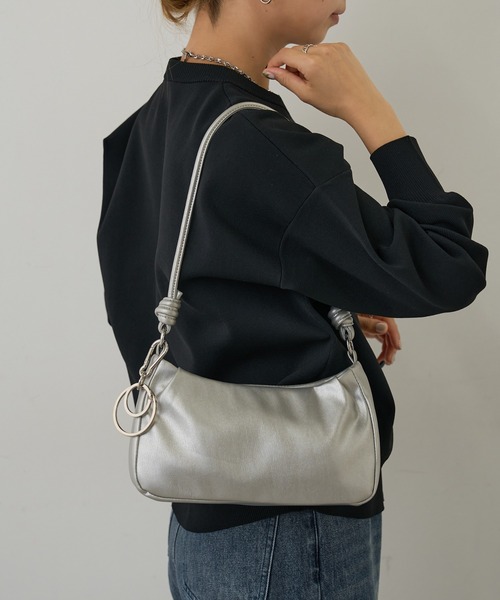 COLONY 2139（コロニートゥーワンスリーナイン）の「チャーム付ショルダーバッグ（ショルダーバッグ・レディース・シルバー/ブラック・FREE）」の14枚目の写真