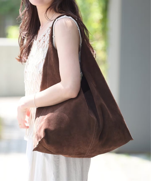 JOURNAL STANDARD relume（ジャーナルスタンダード　レリューム）の「《追加2》別注【AULENTTI/オウレンティ】スウェードトートバッグ（ショルダーバッグ・レディース・キャメル/ブラウン・FREE）」の4枚目の写真