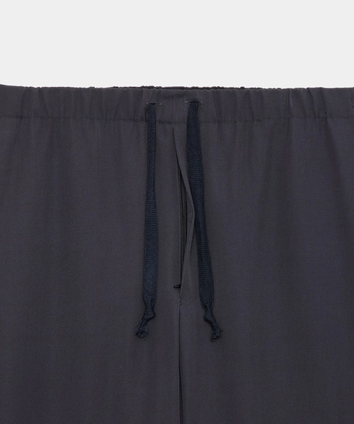 marka(マーカ)の「WIDE CYLINDER FIT EASY PANTS(スラックス・メンズ・ブラック/グレー・1/2)」の9枚目の写真