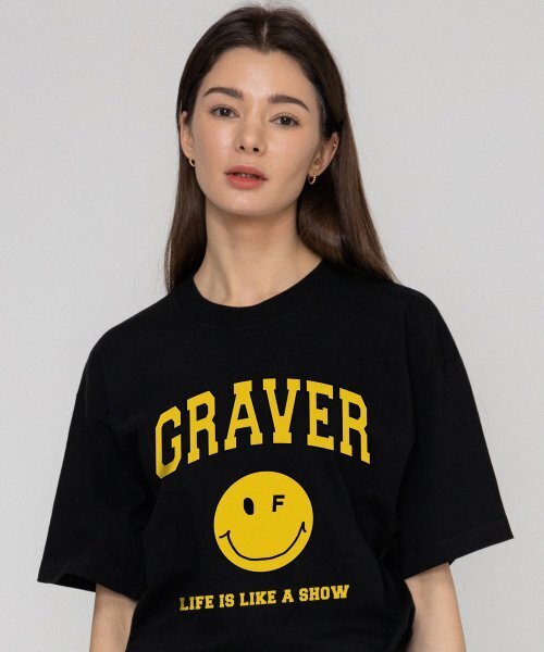 GRAVER（グレーバー）の「[UNISEX]アーチロゴライフドットスマイルバンファルティ_ブラック（Tシャツ/カットソー・レディース・ブラック・SMALL/MEDIUM/LARGE/X-LARGE）」の3枚目の写真