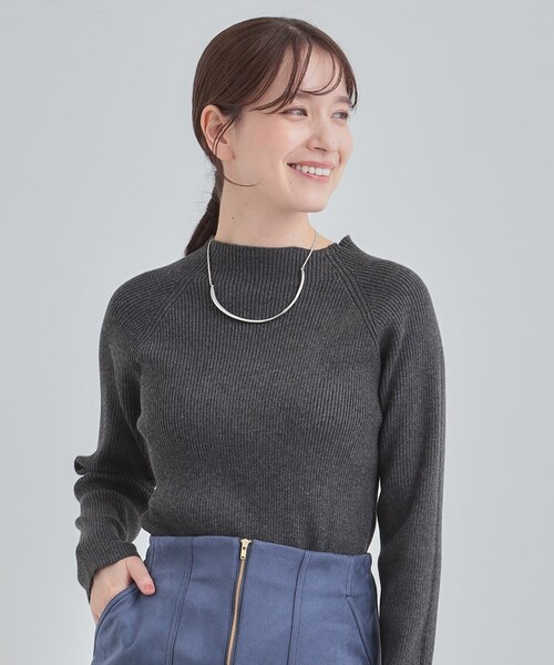 SHOO・LA・RUE（シューラルー）の「【絶妙なゆるピタ/洗濯機可】ちくちくしにくい リブハイネックやわらかニット（ニット/セーター・レディース・イエロー系その他/レッド系/サックスブルー/チャコールグレー・01/02/03/04）」の5枚目の写真