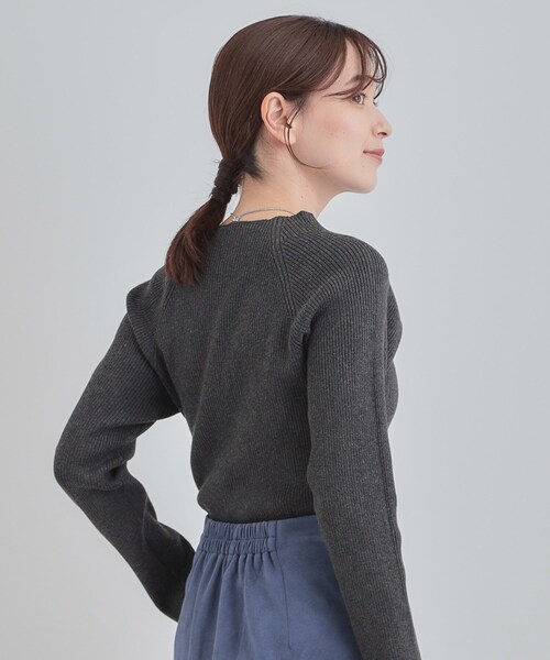 SHOO・LA・RUE（シューラルー）の「【絶妙なゆるピタ/洗濯機可】ちくちくしにくい リブハイネックやわらかニット（ニット/セーター・レディース・イエロー系その他/レッド系/サックスブルー/チャコールグレー・01/02/03/04）」の6枚目の写真