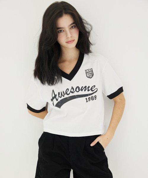 AWESOME STUDIO(オーサムスタジオ)の「Vネックユニフォーム半袖Tシャツホワイト(Tシャツ/カットソー・レディース・その他・FREE)」の2枚目の写真