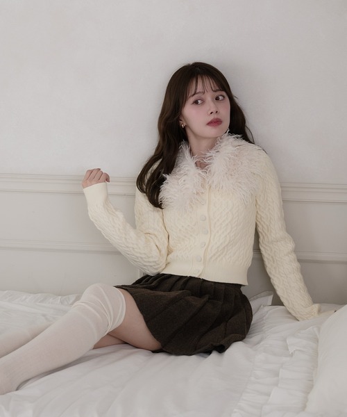 fupel（フぺル）の「poodle fur collar cable knit tops / プードルファーカラーケーブルトップス（カーディガン/ボレロ・レディース・アイボリー/グレー・FREE）」の19枚目の写真