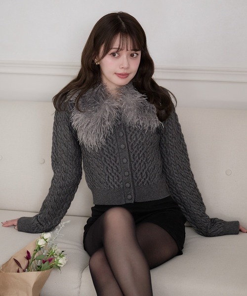 fupel（フぺル）の「poodle fur collar cable knit tops / プードルファーカラーケーブルトップス（カーディガン/ボレロ・レディース・アイボリー/グレー・FREE）」の4枚目の写真