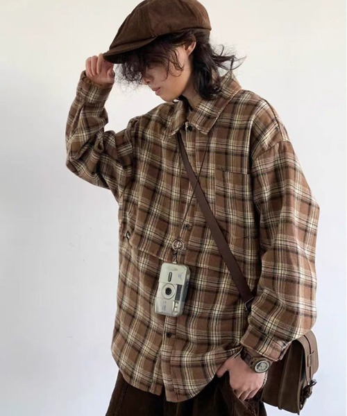 AsheKsha（アシクシャ）の「カップルシャツ - ゆったりとしたチェック柄ポロカラーシャツ（シャツ/ブラウス・レディース・ネイビー/ブラウン・M/L）」の2枚目の写真