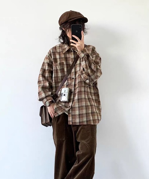 AsheKsha（アシクシャ）の「カップルシャツ - ゆったりとしたチェック柄ポロカラーシャツ（シャツ/ブラウス・レディース・ネイビー/ブラウン・M/L）」の3枚目の写真