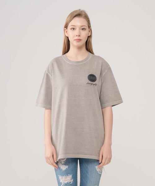 ICONOGRAPHY(アイコノグラフィー)の「PIGMENT EMBLEM SILICONE VOLUME PRINT OTB(Tシャツ/カットソー・レディース・ベージュ・MEDIUM/LARGE)」の3枚目の写真