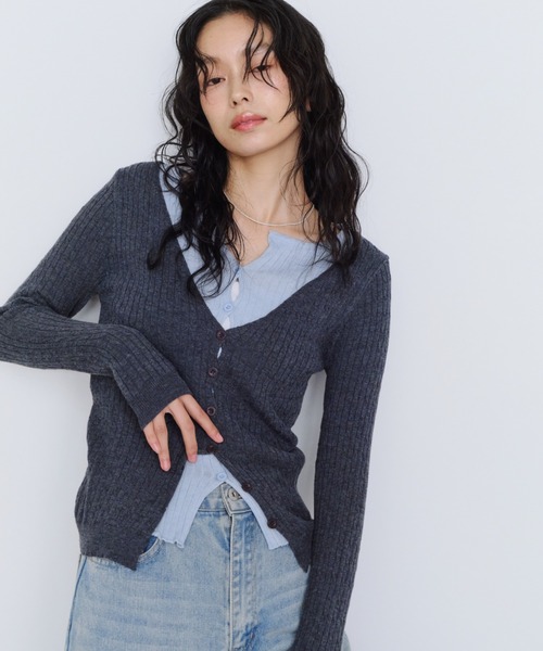 Shelly island(シェリーアイランド)の「レイヤー見えVネックカーディガン(Tシャツ/カットソー・レディース・グレー/ホワイト/ブラウン・FREE)」の17枚目の写真