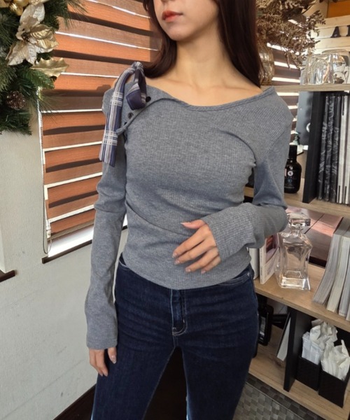 tolene(トレネ)の「オフショルダー チェック柄 肩リボン トップス(Tシャツ/カットソー・レディース・グレー・FREE)」の3枚目の写真