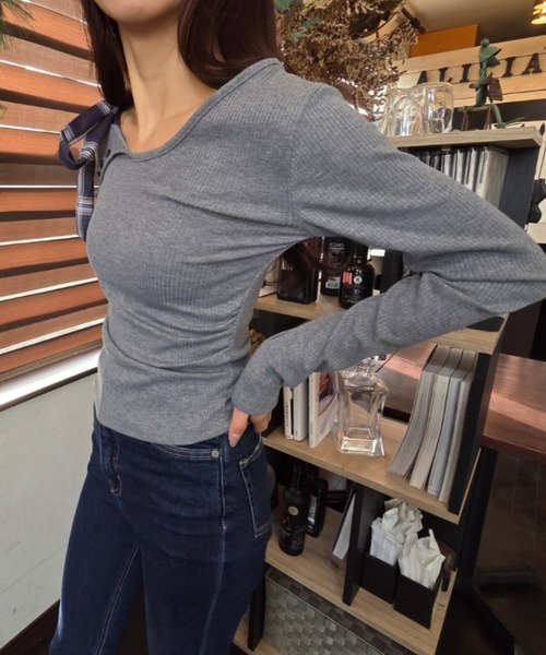 tolene(トレネ)の「オフショルダー チェック柄 肩リボン トップス(Tシャツ/カットソー・レディース・グレー・FREE)」の4枚目の写真