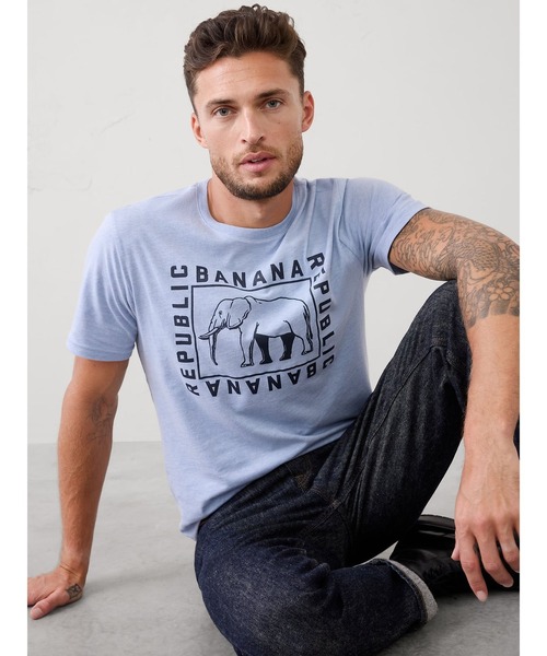 BANANA REPUBLIC FACTORY STORE(バナナリパブリック ファクトリーストア)の「BANANA REPUBLIC FACTORY STORE ロゴグラフィックTシャツ(Tシャツ/カットソー・メンズ・ネイビー/ブルー・XL/L/M/S)」の2枚目の写真