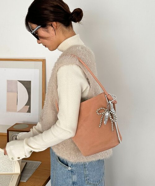 チャーム付ワンハンドルスエードミニショルダーバッグ（ショルダー