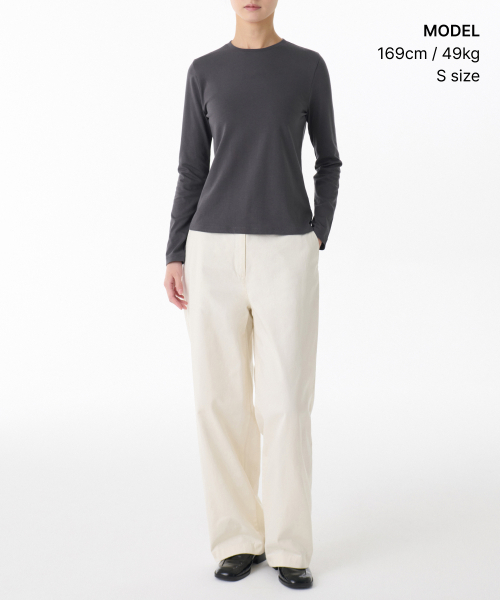 MUSINSA STANDARD WOMAN（ムシンサスタンダードウーマン）の「ウィメンズフレキシブルクルーネック長袖Tシャツ[ダークグレー]（Tシャツ/カットソー・レディース・その他・MEDIUM/SMALL/X-SMALL/LARGE）」の2枚目の写真