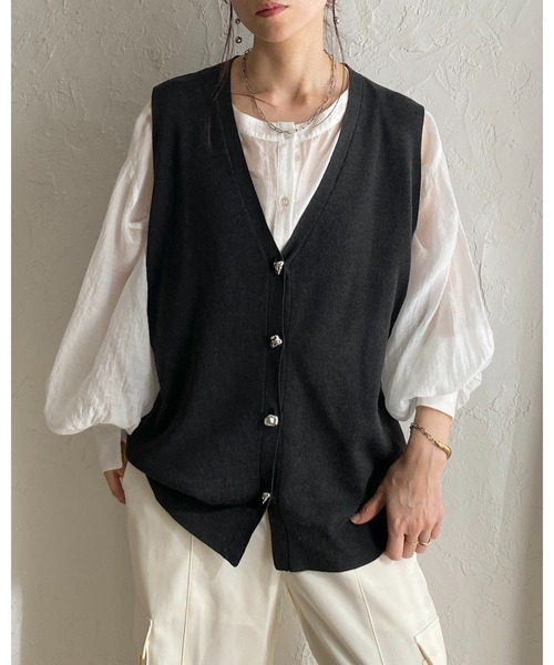 She's Closet(シーズクローゼット)の「深Vネックノーカラー メタル ニュアンスボタンニットベスト(ベスト・レディース・アイボリー/杢グレー/チャコールグレー/ベージュ・FREE)」の5枚目の写真