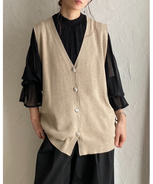 She's Closet(シーズクローゼット)の「深Vネックノーカラー メタル ニュアンスボタンニットベスト(ベスト・レディース・アイボリー/杢グレー/チャコールグレー/ベージュ・FREE)」の7枚目の写真