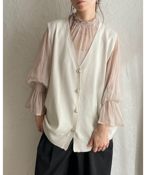 She's Closet(シーズクローゼット)の「深Vネックノーカラー メタル ニュアンスボタンニットベスト(ベスト・レディース・アイボリー/杢グレー/チャコールグレー/ベージュ・FREE)」の9枚目の写真