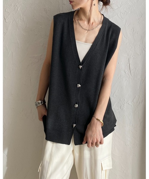 She's Closet(シーズクローゼット)の「深Vネックノーカラー メタル ニュアンスボタンニットベスト(ベスト・レディース・アイボリー/杢グレー/チャコールグレー/ベージュ・FREE)」の10枚目の写真
