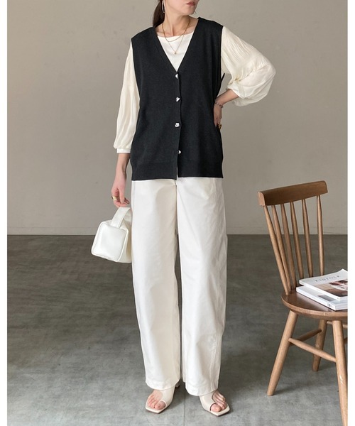 She's Closet(シーズクローゼット)の「深Vネックノーカラー メタル ニュアンスボタンニットベスト(ベスト・レディース・アイボリー/杢グレー/チャコールグレー/ベージュ・FREE)」の11枚目の写真