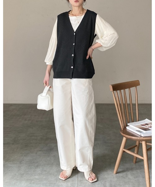 She's Closet(シーズクローゼット)の「深Vネックノーカラー メタル ニュアンスボタンニットベスト(ベスト・レディース・アイボリー/杢グレー/チャコールグレー/ベージュ・FREE)」の12枚目の写真