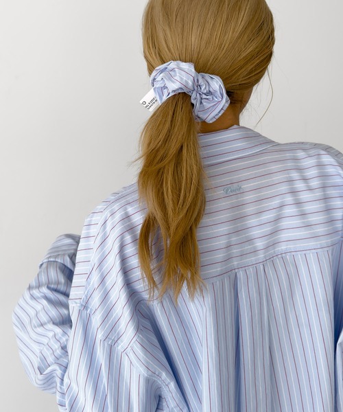 CANAL JEAN(キャナルジーン)の「OUVIR シュシュ付きストライプシャツ(シャツ/ブラウス・レディース・グレー/ブルー・ONE SIZE)」の6枚目の写真