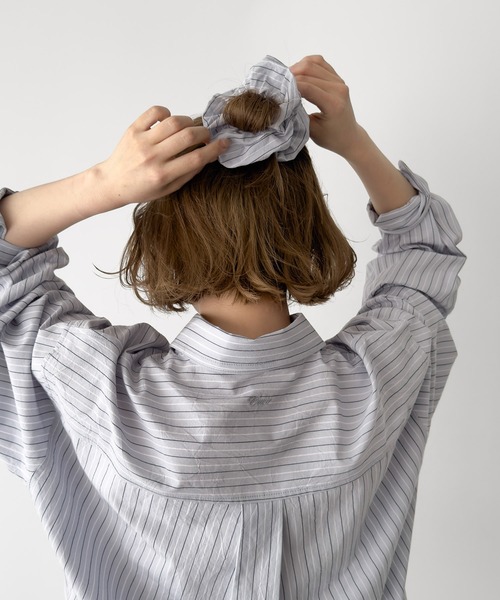 CANAL JEAN(キャナルジーン)の「OUVIR シュシュ付きストライプシャツ(シャツ/ブラウス・レディース・グレー/ブルー・ONE SIZE)」の13枚目の写真