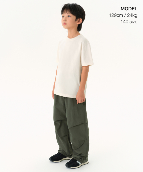 MUSINSA STANDARD KIDS（ムシンサスタンダードキッズ）の「ナイロンバンディングパラシュートパンツ [セージグリーン]（スウェットパンツ・レディース・その他・100/110/120/130/140/150/160）」の2枚目の写真