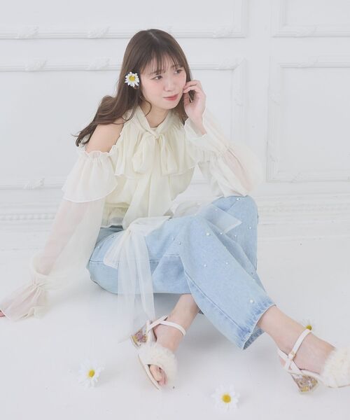 MAJESTIC LEGON(マジェスティックレゴン)の「リボンブローチセットキラキラデニム(デニムパンツ・レディース・サックスブルー/グレー・MEDIUM/SMALL)」の1枚目の写真