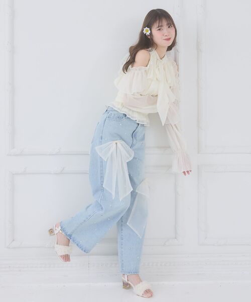 MAJESTIC LEGON(マジェスティックレゴン)の「リボンブローチセットキラキラデニム(デニムパンツ・レディース・サックスブルー/グレー・MEDIUM/SMALL)」の4枚目の写真