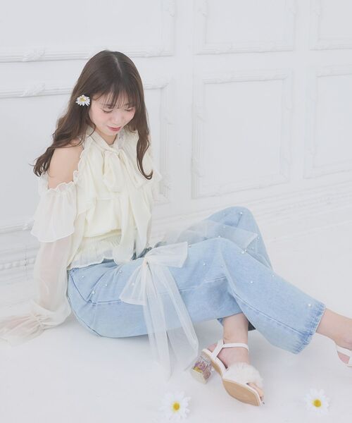 MAJESTIC LEGON(マジェスティックレゴン)の「リボンブローチセットキラキラデニム(デニムパンツ・レディース・サックスブルー/グレー・MEDIUM/SMALL)」の6枚目の写真