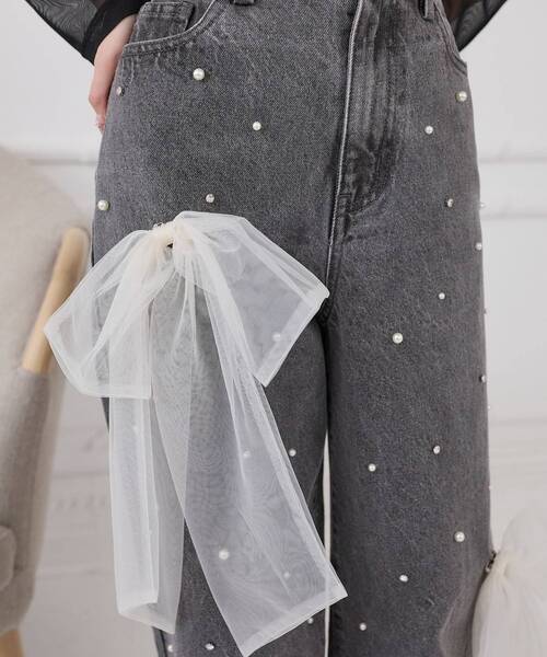 MAJESTIC LEGON(マジェスティックレゴン)の「リボンブローチセットキラキラデニム(デニムパンツ・レディース・サックスブルー/グレー・MEDIUM/SMALL)」の15枚目の写真