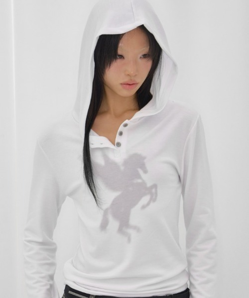 FANCY CLUB(ファンシークラブ)の「A'GEM/9 × .kom 『FANCY CLUB/ファンシークラブ』 PEGASUS HOODED LONG SLEEVE/ペガサスフード長袖カットソー(Tシャツ/カットソー・レディース・チャコールグレー/ホワイト・FREE)」の1枚目の写真