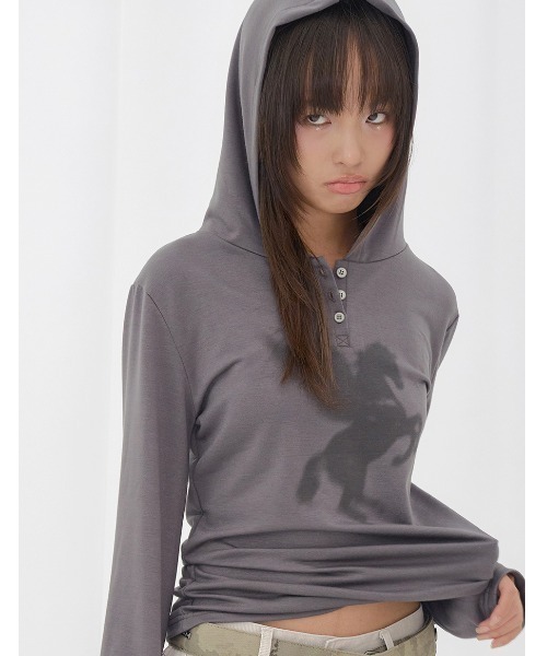 FANCY CLUB(ファンシークラブ)の「A'GEM/9 × .kom 『FANCY CLUB/ファンシークラブ』 PEGASUS HOODED LONG SLEEVE/ペガサスフード長袖カットソー(Tシャツ/カットソー・レディース・チャコールグレー/ホワイト・FREE)」の2枚目の写真
