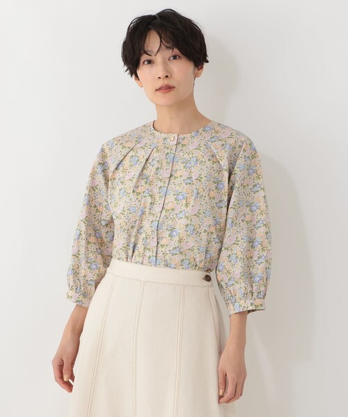 Afternoon Tea(アフタヌーンティー)の「タックブラウス/リバティプリント(シャツ/ブラウス・レディース・ベージュ/アイボリー・MEDIUM)」の2枚目の写真
