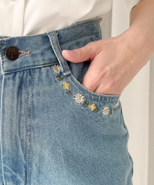 F i.n.t（フィント）の「ポケット小花刺繍デニムパンツ/fint フィント（デニムパンツ・レディース・ブルー/ライトブルー・0/1）」の4枚目の写真