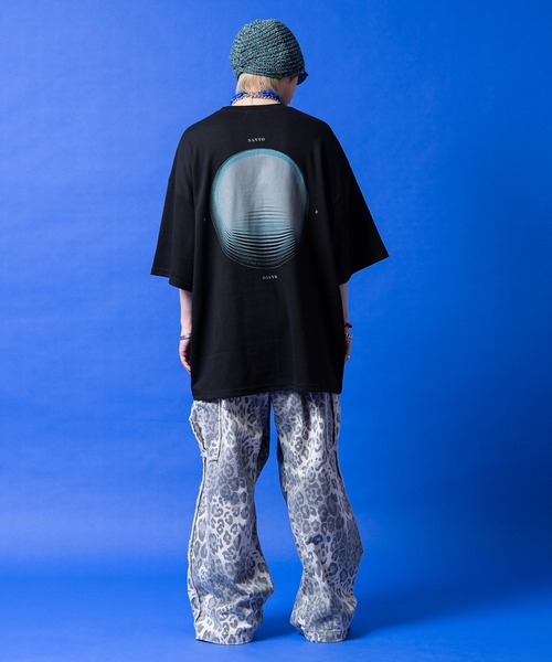 a.p.o.v.(エーピーオービー)の「a.p.o.v. グラフィックサークルバックプリントフロントパイピングラインオーバーサイズTシャツ(Tシャツ/カットソー・メンズ・ホワイト/ブラック・ONESIZE)」の6枚目の写真