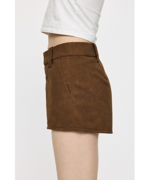 MOUSSY(マウジー)の「F/SUEDE ショートパンツ(その他パンツ・レディース・ブラウン/ライトブラック・1/2)」の9枚目の写真