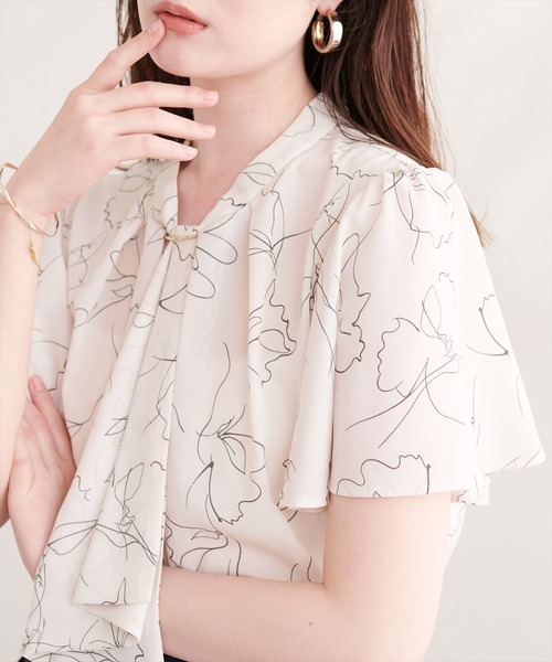 natural couture(ナチュラルクチュール)の「ゴールドバー付きボウタイブラウス(シャツ/ブラウス・レディース・その他2/その他1/ネイビー/ピンクベージュ/ブルー/グレー/オフホワイト/ドット・FREE)」の1枚目の写真